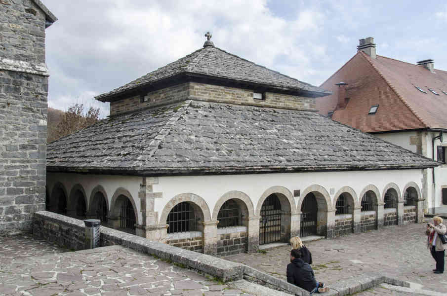 Comunidad Foral de Navarra 178 - Orreaga-Roncesvalles - silo de Carlomagno.jpg